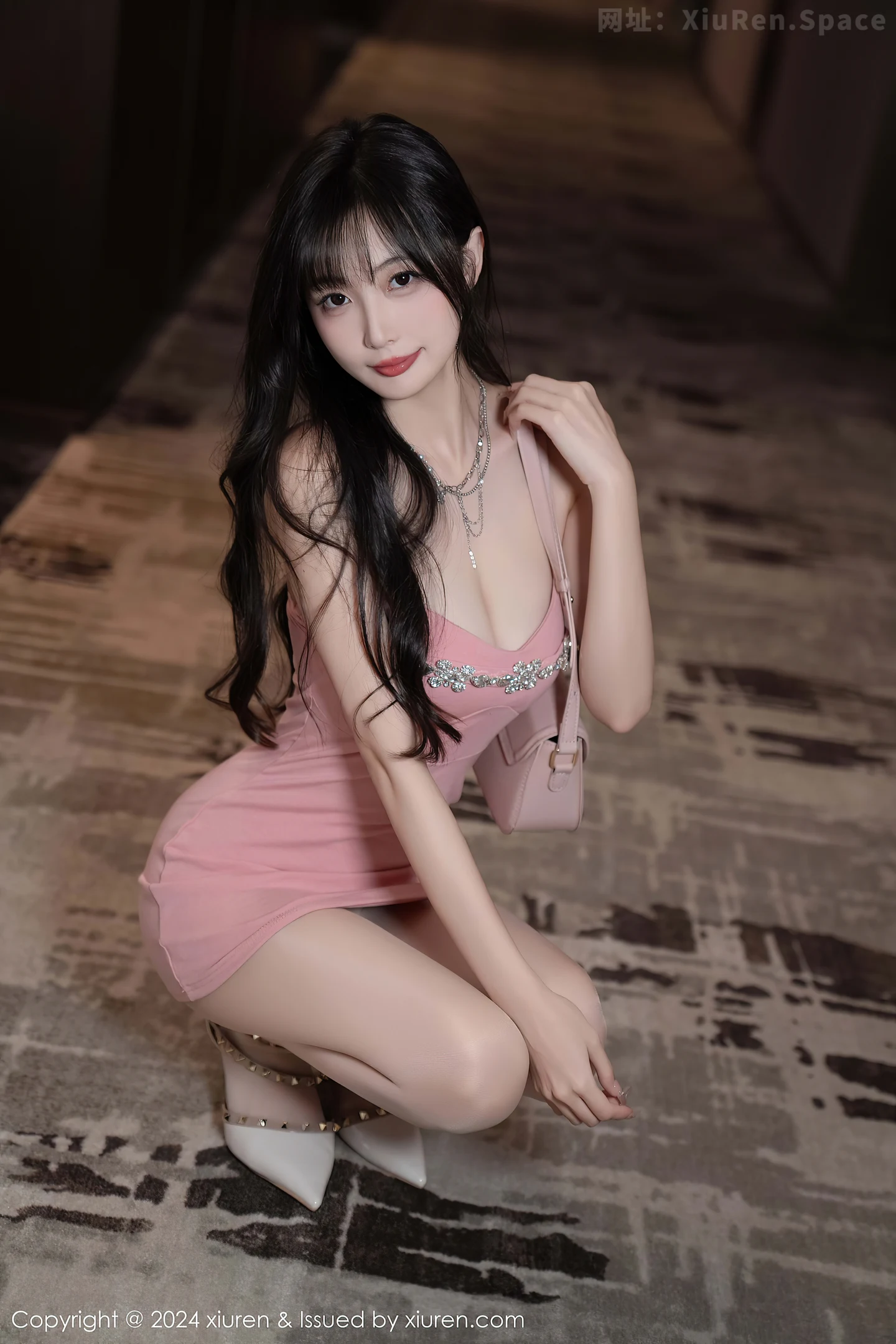 图片[2]-[XiuRen秀人网] VOL.9380 模特林星阑性感粉色吊带裙+兔子装情趣内衣秀曼妙身姿诱惑写真107P-秀人网官方网站